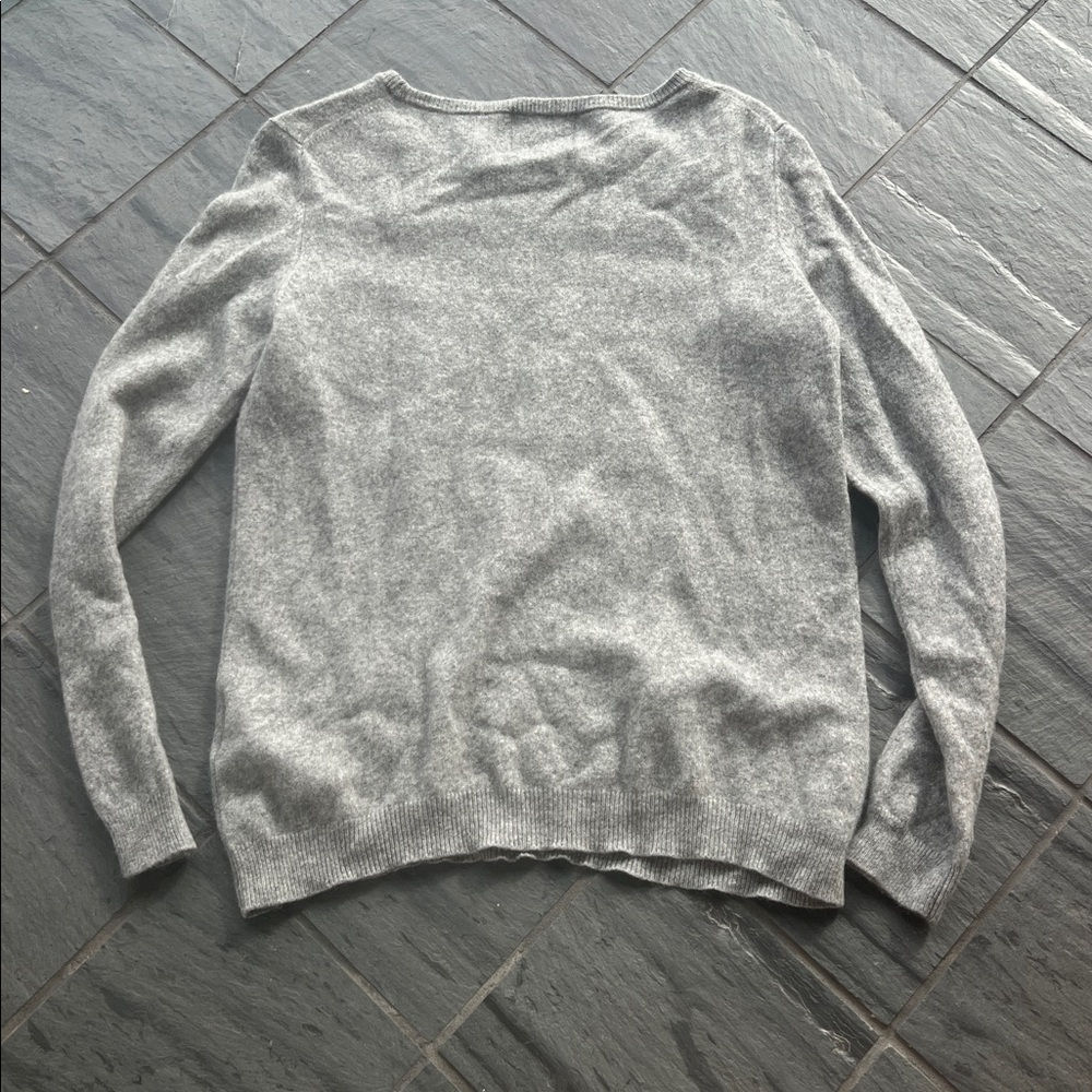 Jumper1234 Gray CashmereSweater with Red Apple Design size 3 or Medium - Picture 5 of 5